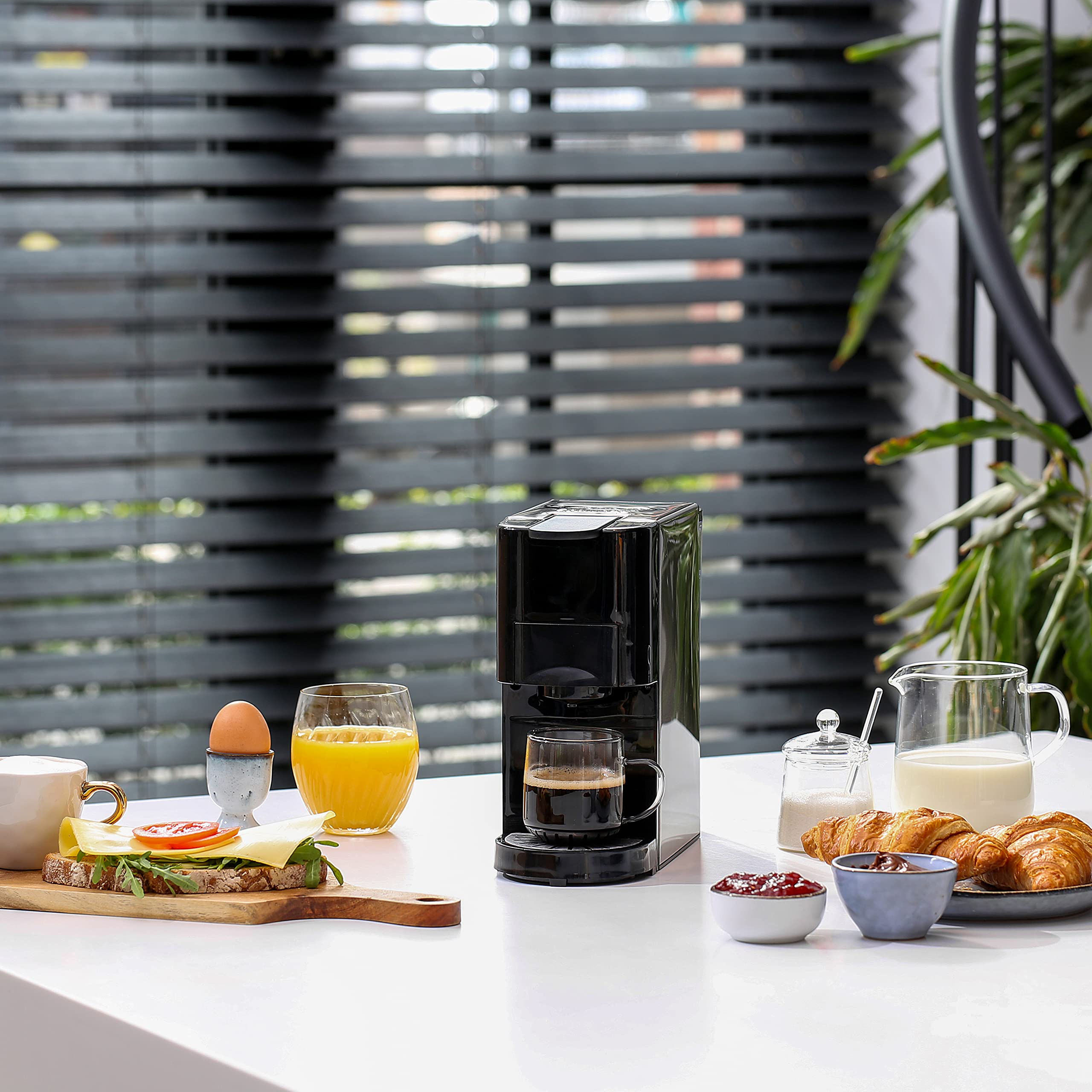 Machine à café multi-capsules 4 en 1 – Capsules, dosettes, café moulu – 800 ml – 1450 W – Noir et argent